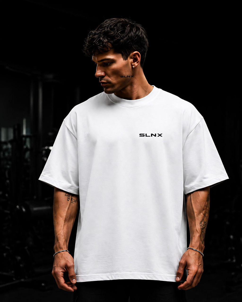 Polo oversize gym con frase "SILENCE | RESULTS SPEAK"