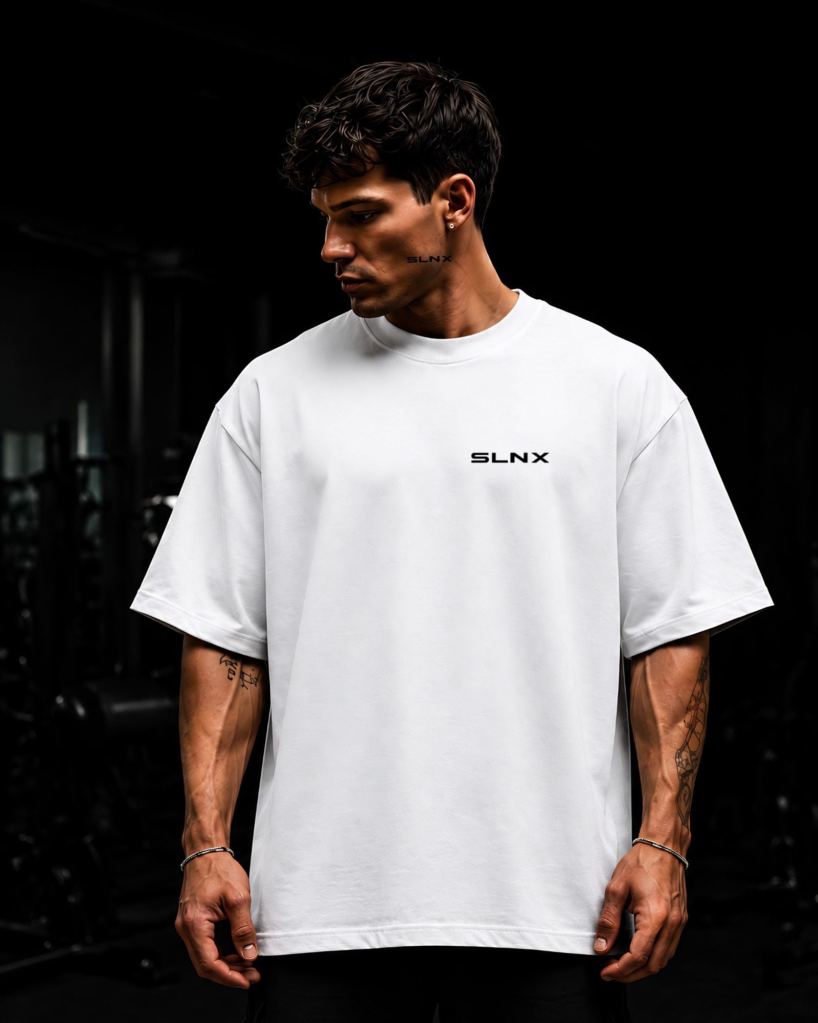 Polo oversize gym con frase "SILENCE | RESULTS SPEAK"