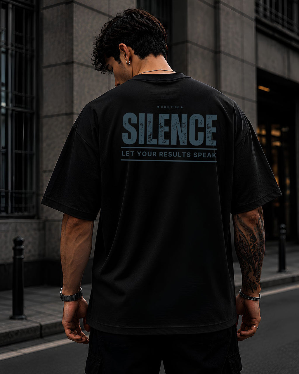 Polo oversize gym con frase "SILENCE | RESULTS SPEAK"