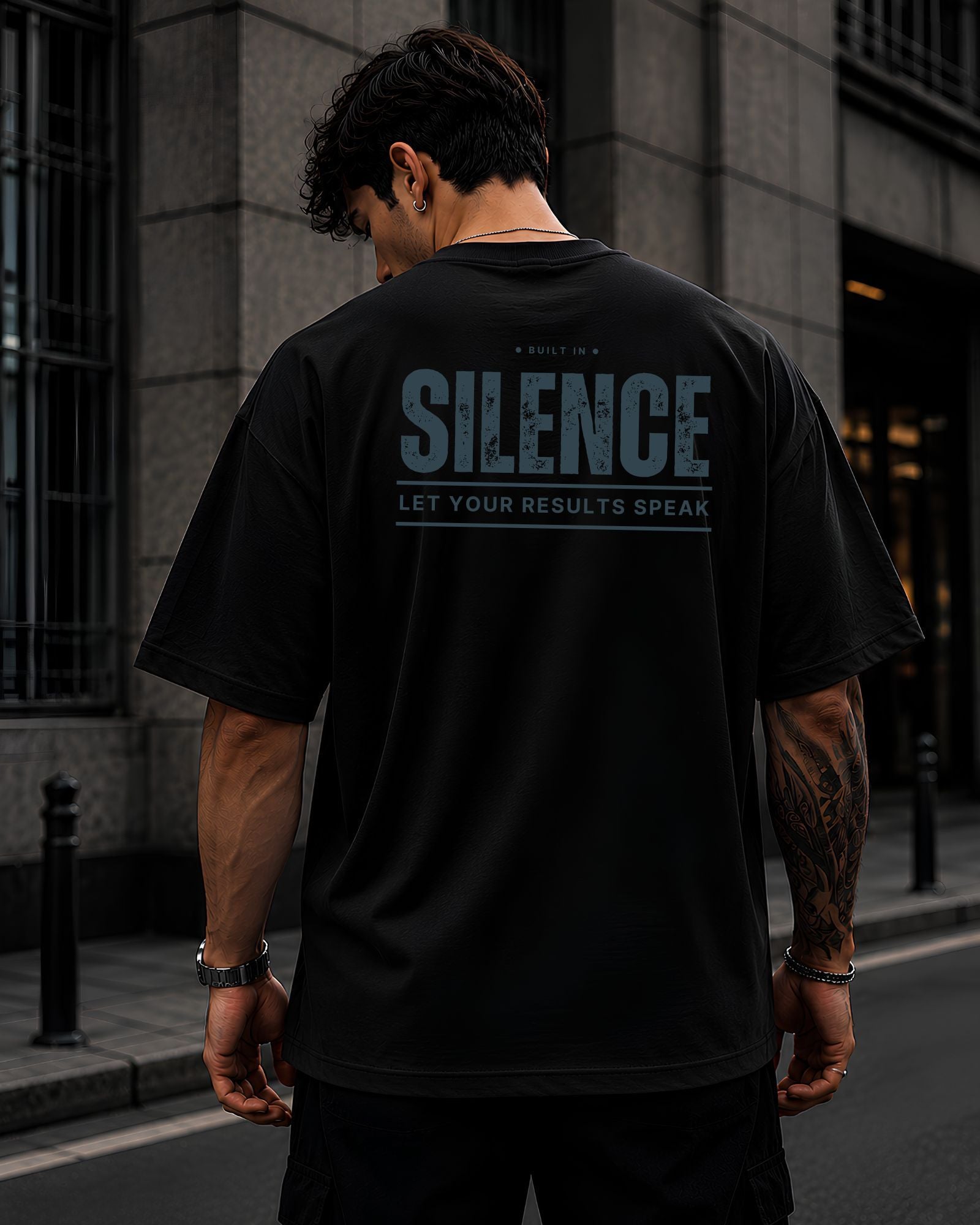 Polo oversize gym con frase "SILENCE | RESULTS SPEAK"