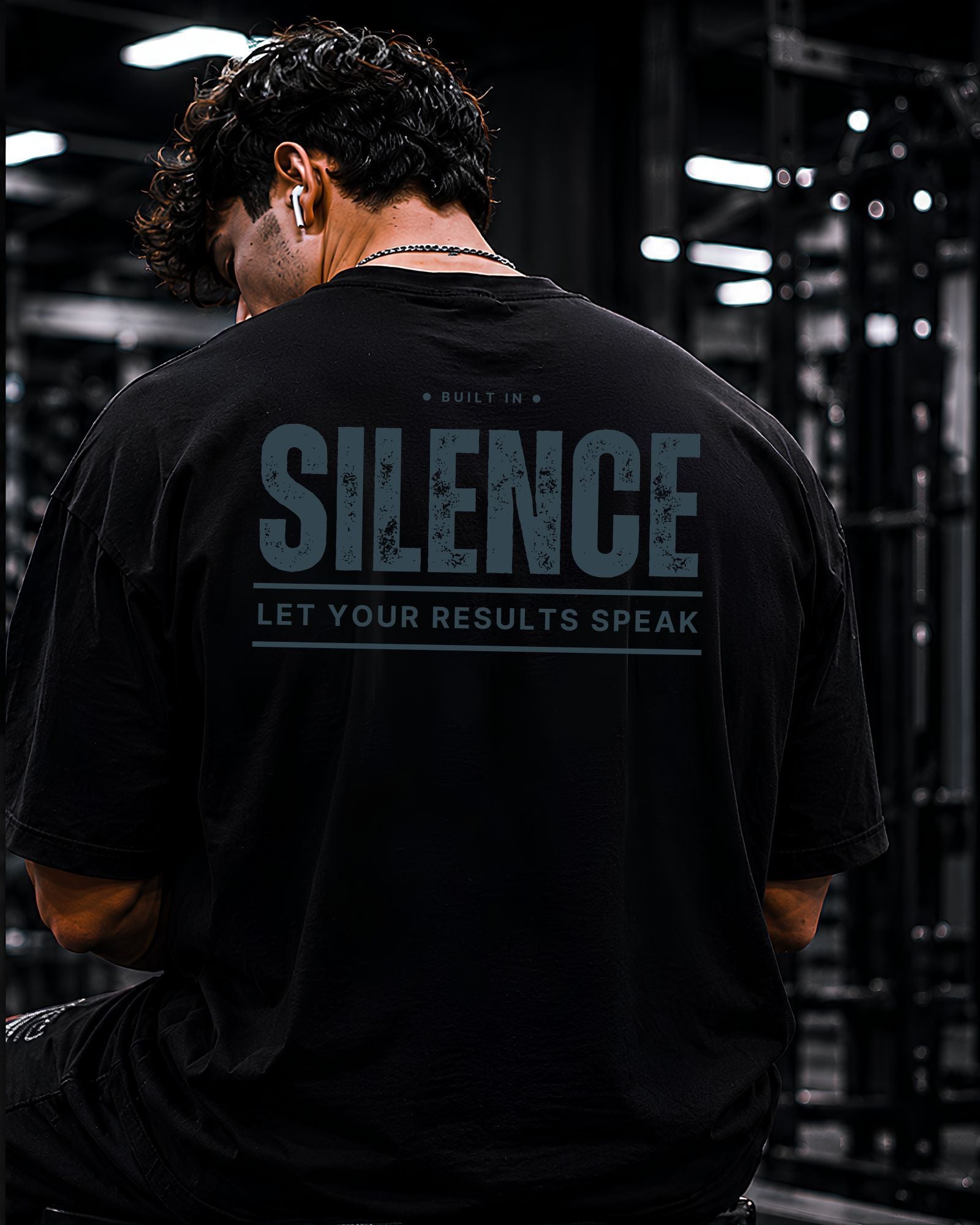 Polo oversize gym con frase "SILENCE | RESULTS SPEAK"