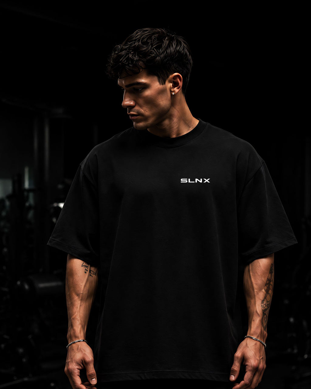 Polo oversize gym con frase "SILENCE | RESULTS SPEAK"