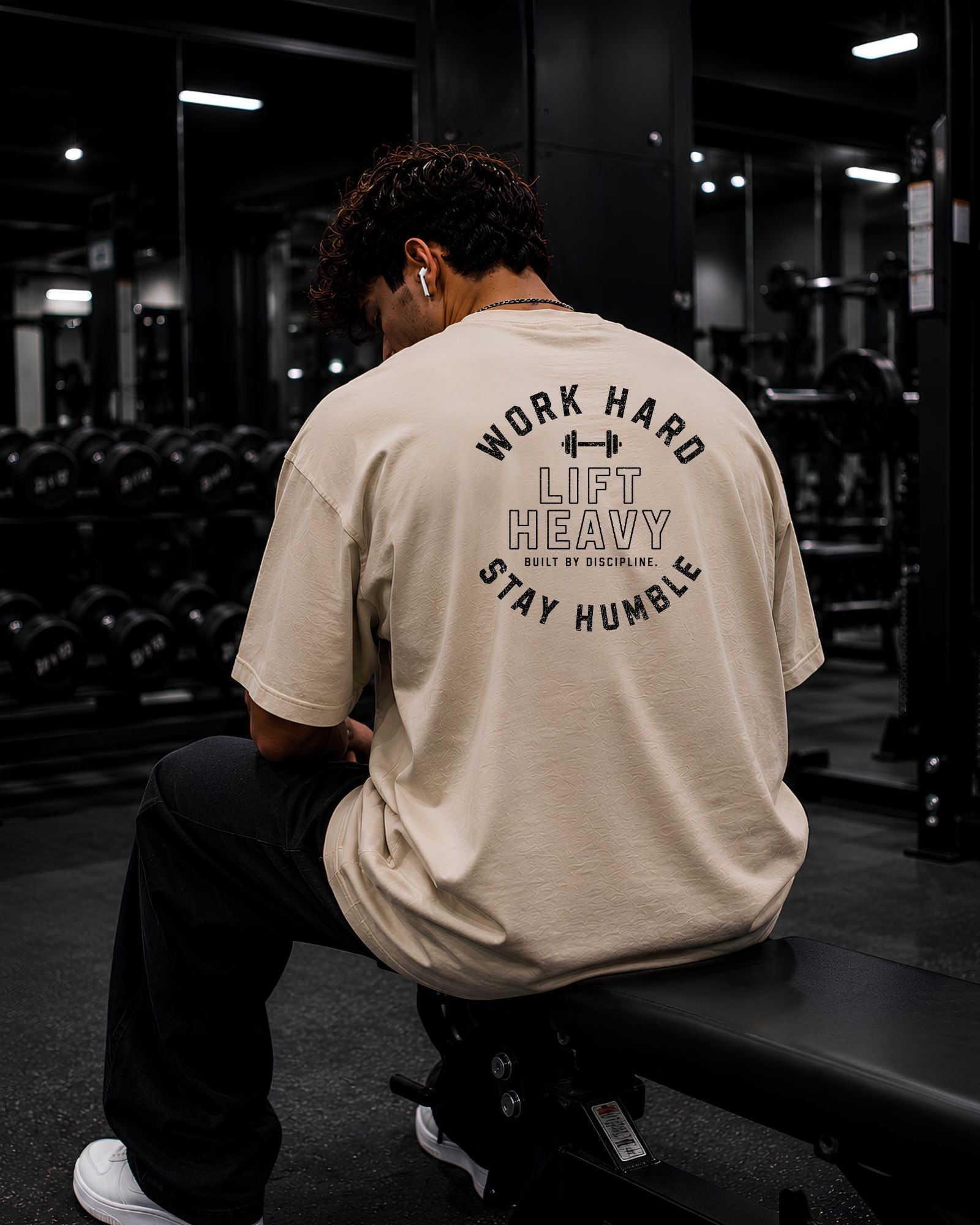 modelo usando un polo oversize gym para hombre color beige