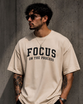 modelo usando polo streetwear color beige