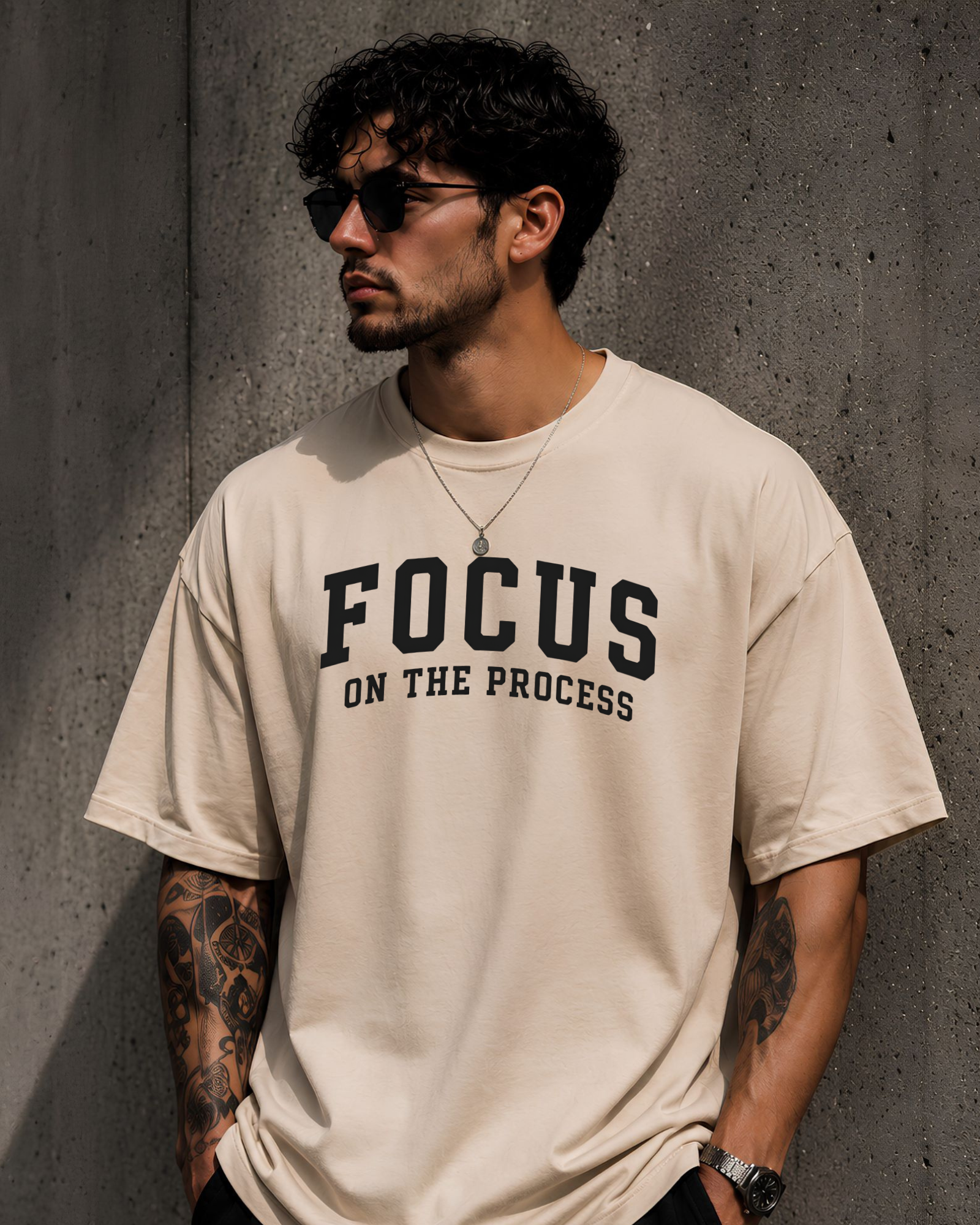 modelo usando polo streetwear color beige