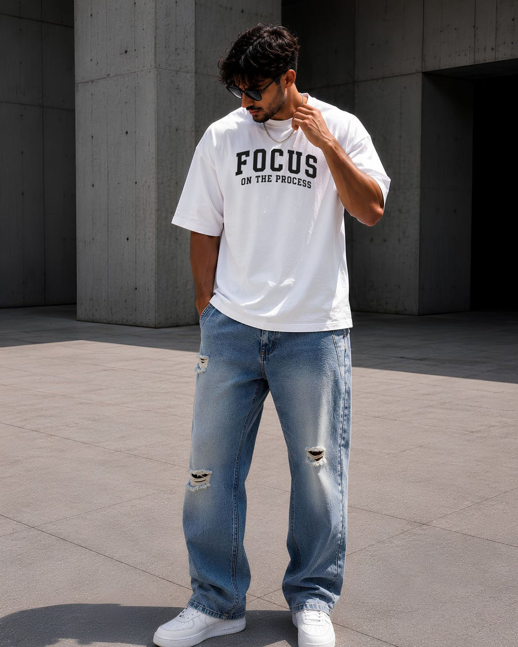 modelo usando polo streetwear color blanco