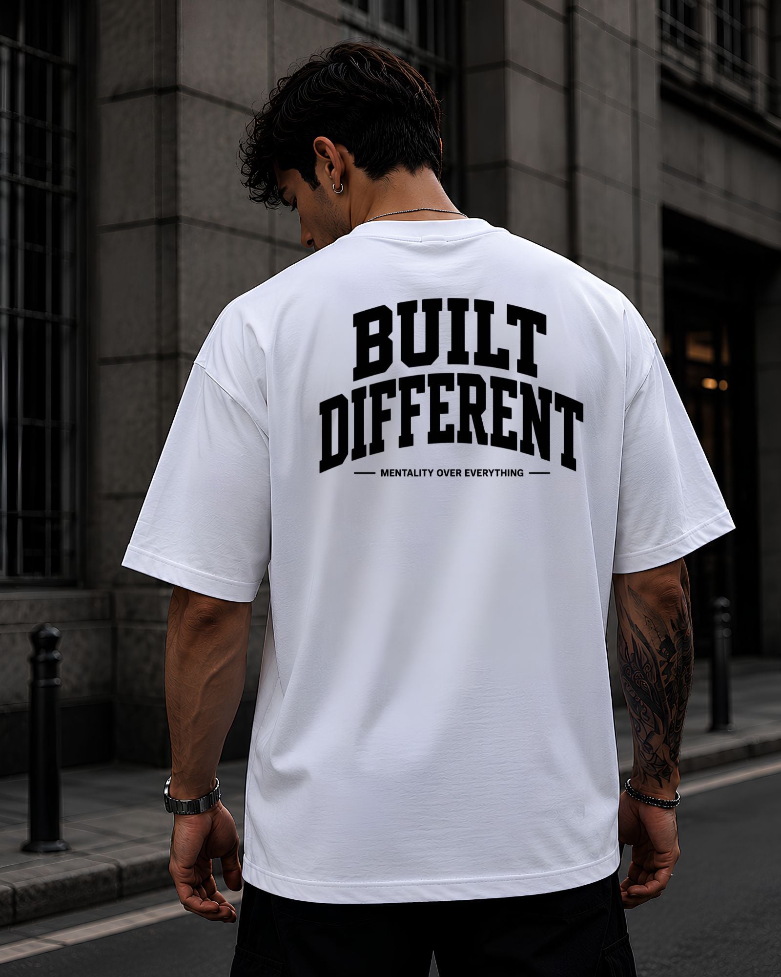 Polo oversized heavyweight BUILT DIFFERENT para gym y streetwear confeccionado en algodón premium 20/1 detalle blanco