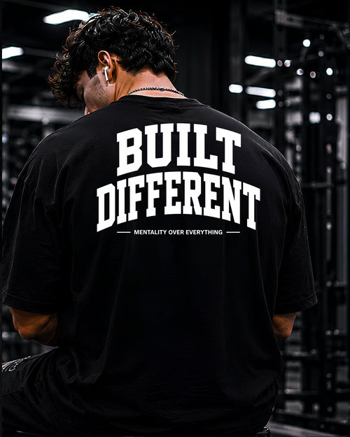 Polo oversized heavyweight BUILT DIFFERENT para gym y streetwear confeccionado en algodón premium 20/1 color negro