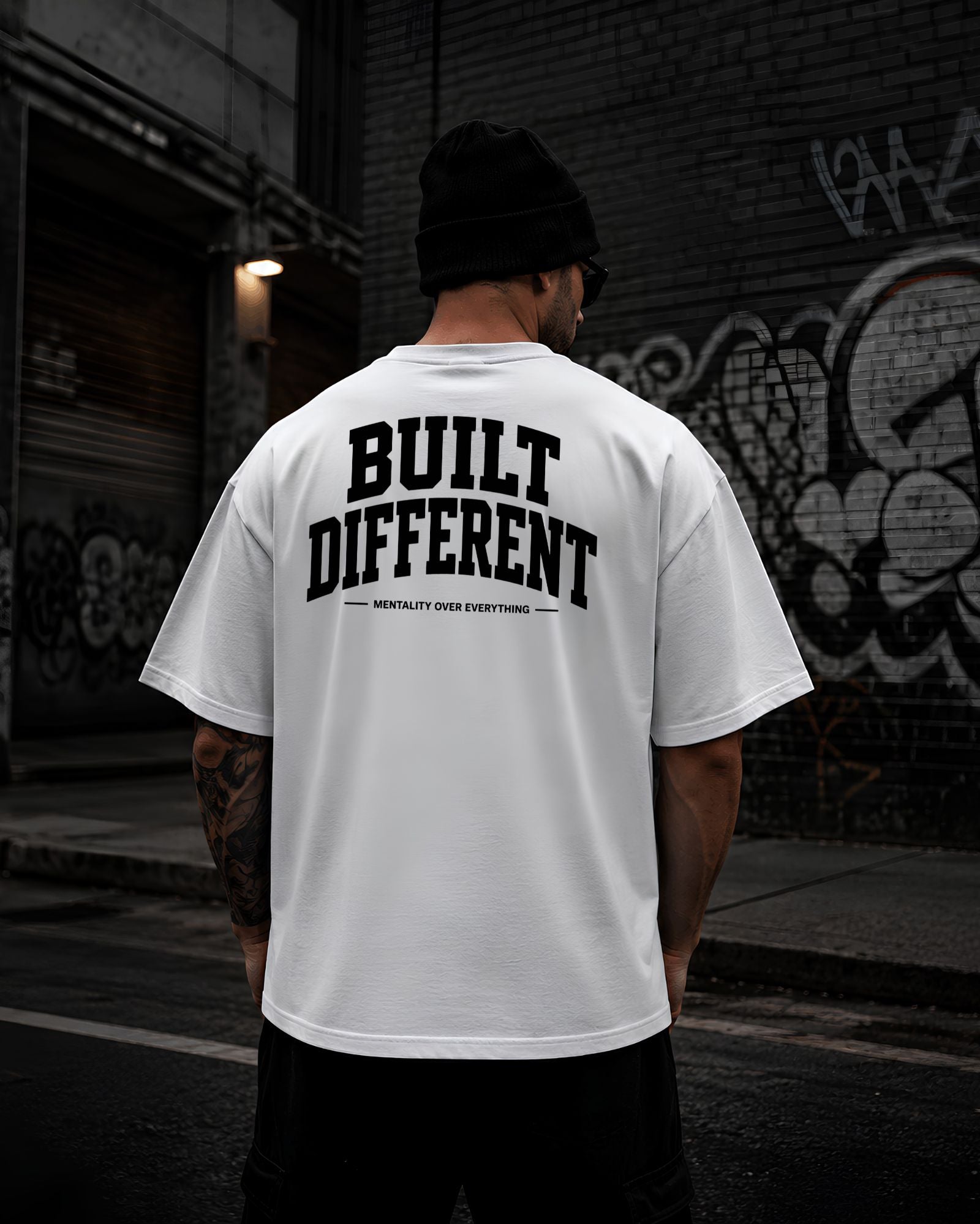 Polo oversized heavyweight BUILT DIFFERENT para gym y streetwear confeccionado en algodón premium 20/1 detalle espalda blanco