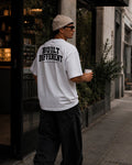 Polo oversized heavyweight BUILT DIFFERENT para gym y streetwear confeccionado en algodón premium 20/1