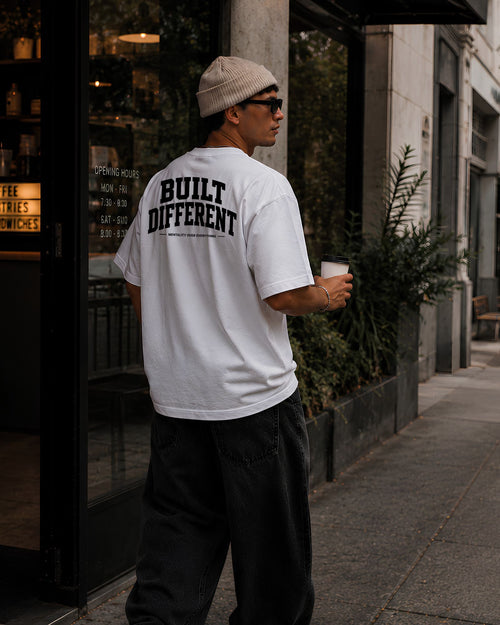 Polo oversized heavyweight BUILT DIFFERENT para gym y streetwear confeccionado en algodón premium 20/1