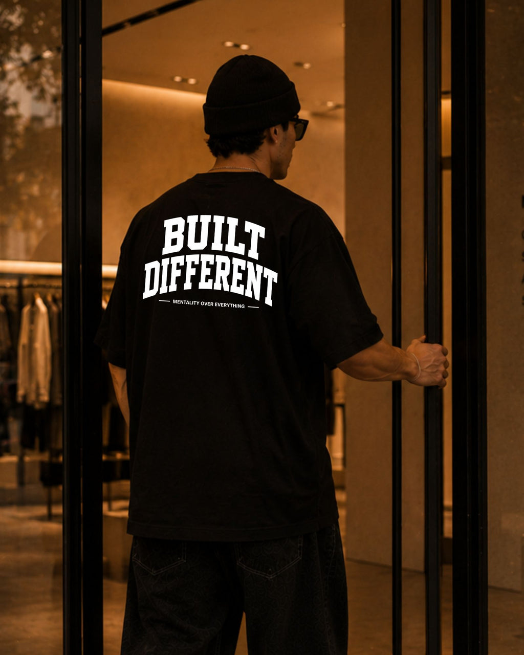 Polo oversized heavyweight BUILT DIFFERENT para gym y streetwear confeccionado en algodón premium 20/1 espalda color negro