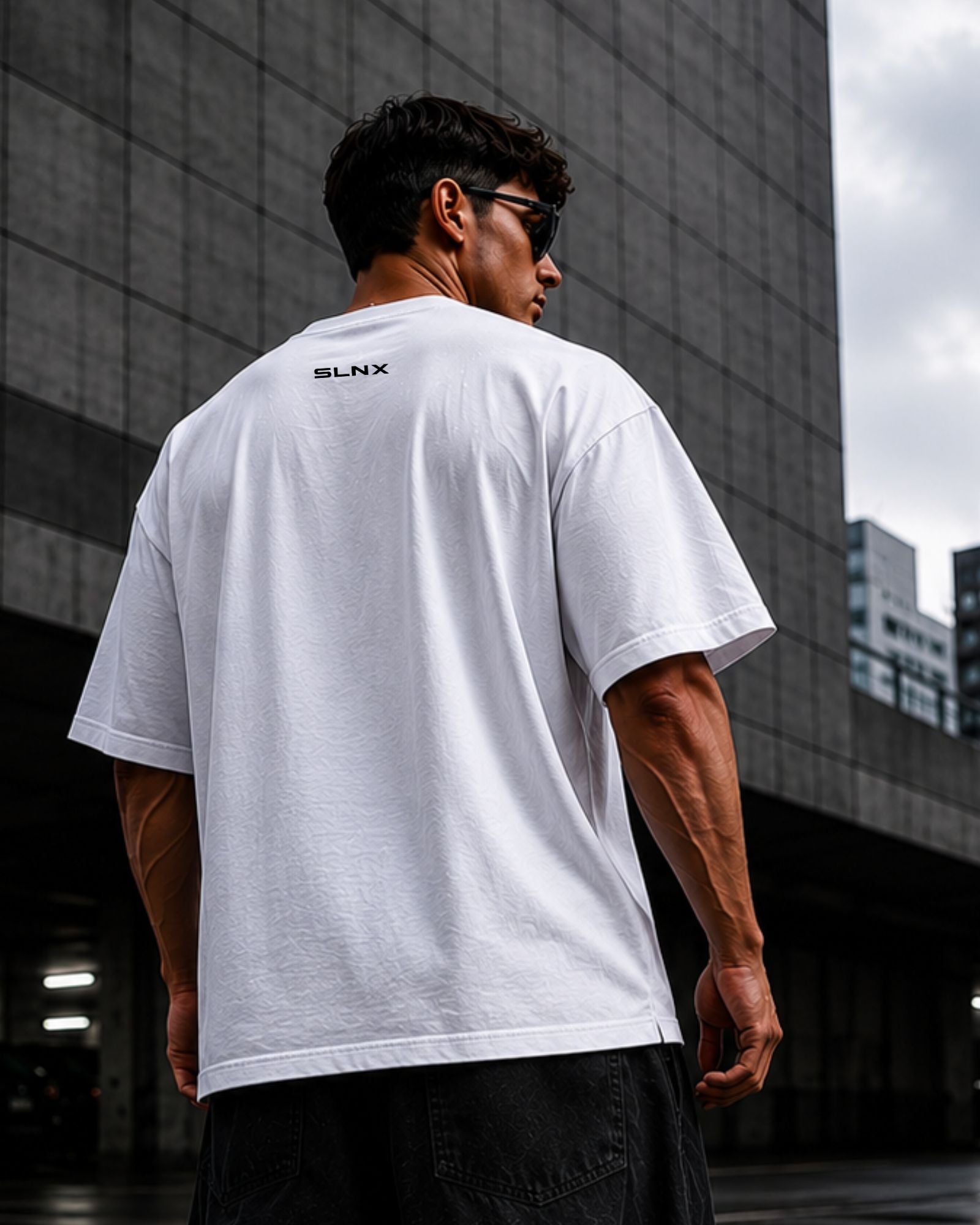 Diseño trasero CONSISTENCY BUILDS CHAMPIONS en polo heavyweight oversized SLNX