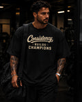 Modelo usando polo oversized CONSISTENCY BUILDS CHAMPIONS para gym y streetwear