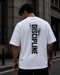 Polo oversized DISCIPLINE estilo athletic streetwear en outfit urbano