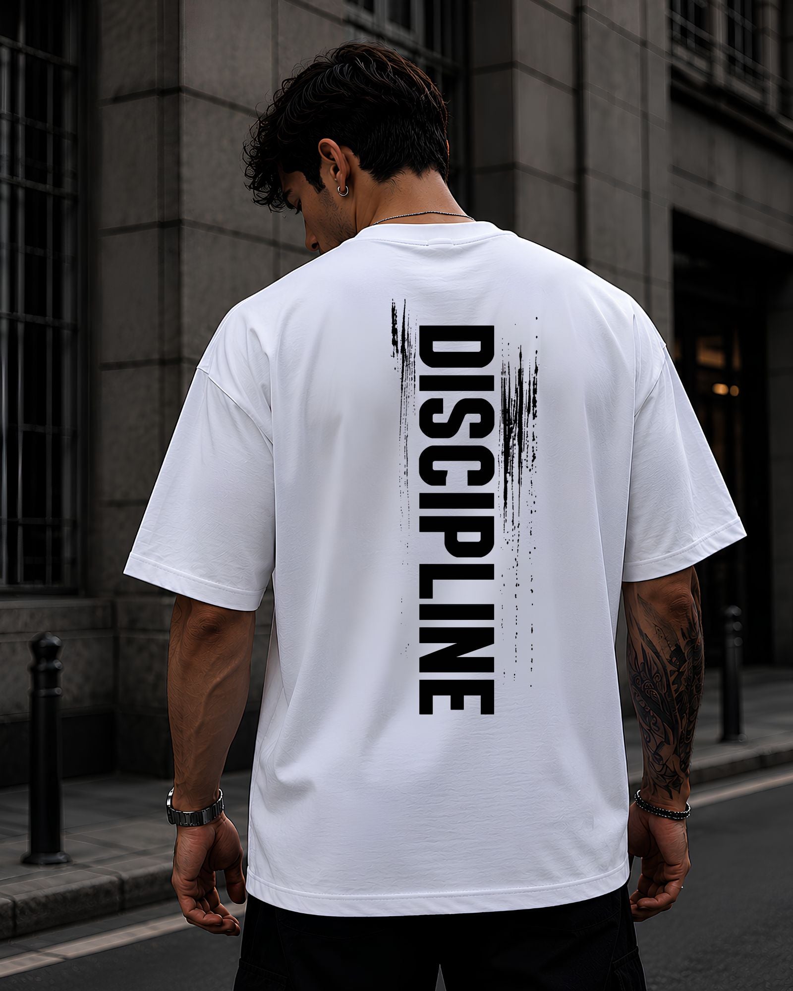 Polo oversized DISCIPLINE estilo athletic streetwear en outfit urbano