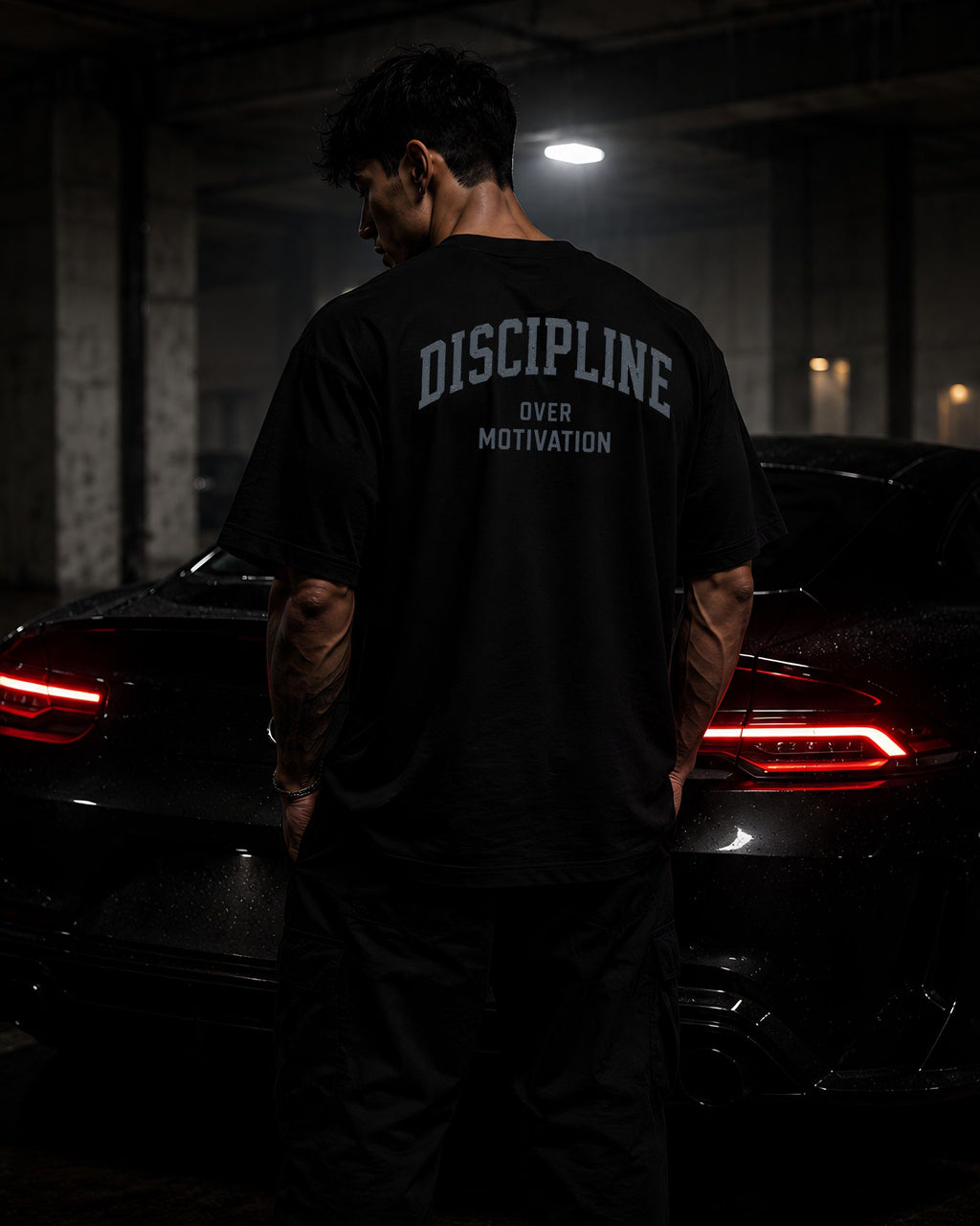 Polo oversize heavyweight DISCIPLINE OVER MOTIVATION para gym y streetwear confeccionado en algodón premium 20/1 negro