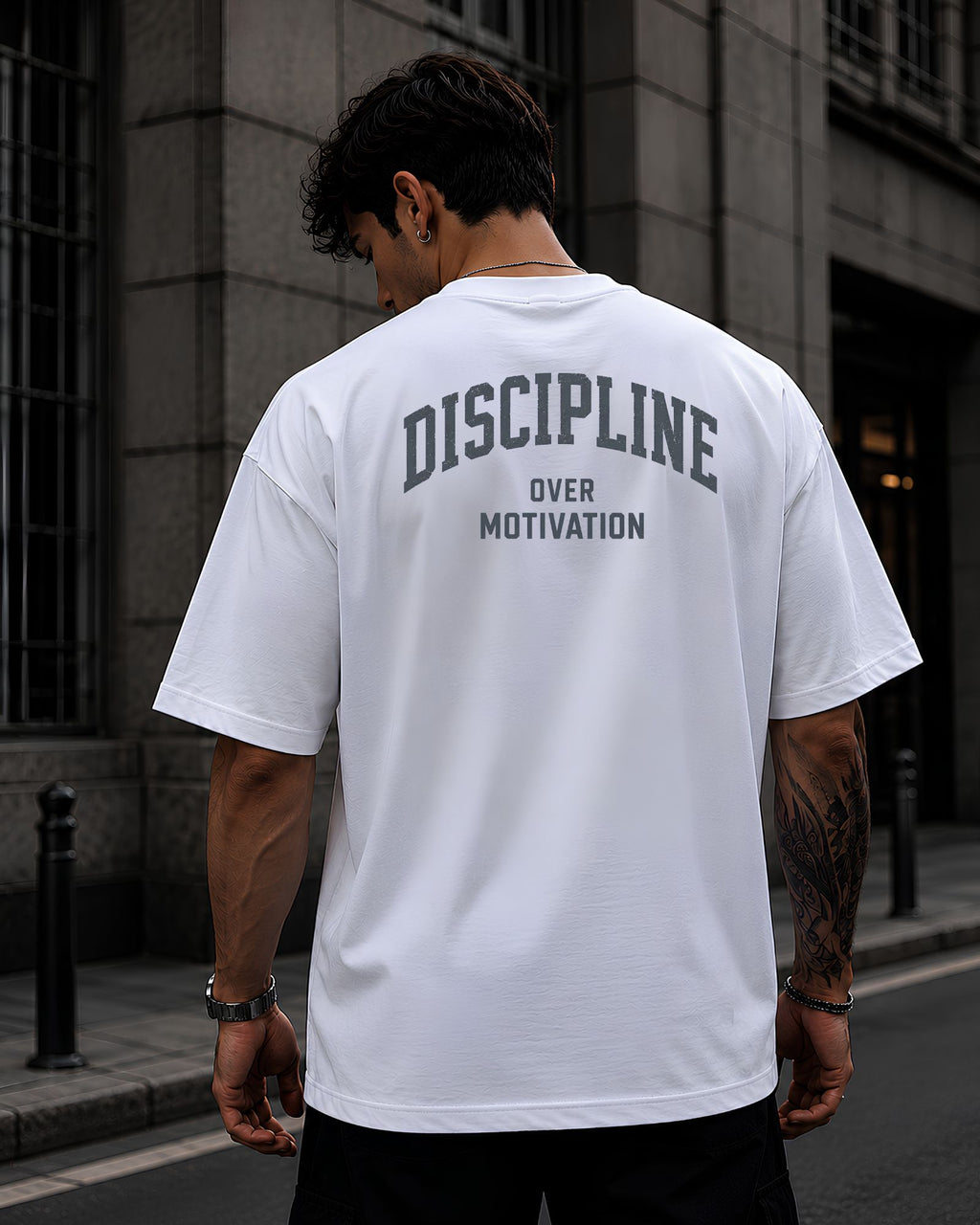Polo oversize heavyweight DISCIPLINE OVER MOTIVATION para gym y streetwear confeccionado en algodón premium 20/1 detalle blanco