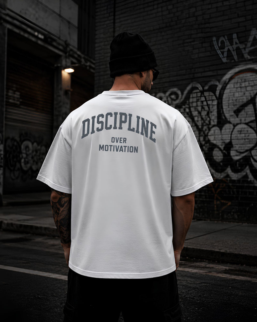Polo oversize heavyweight DISCIPLINE OVER MOTIVATION para gym y streetwear confeccionado en algodón premium 20/1 color blanco espalda