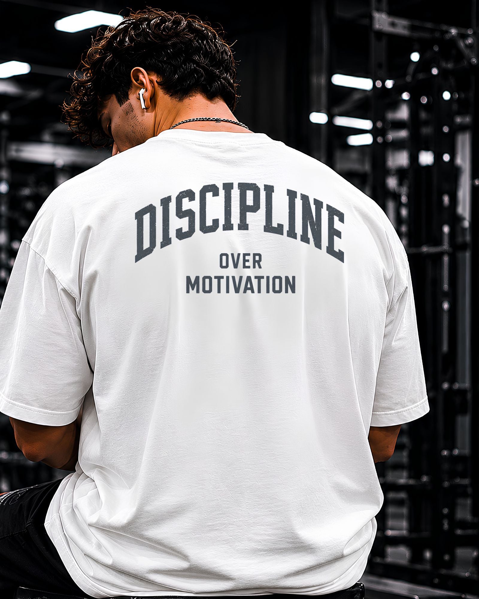 Polo oversize heavyweight DISCIPLINE OVER MOTIVATION para gym y streetwear confeccionado en algodón premium 20/1 blanco