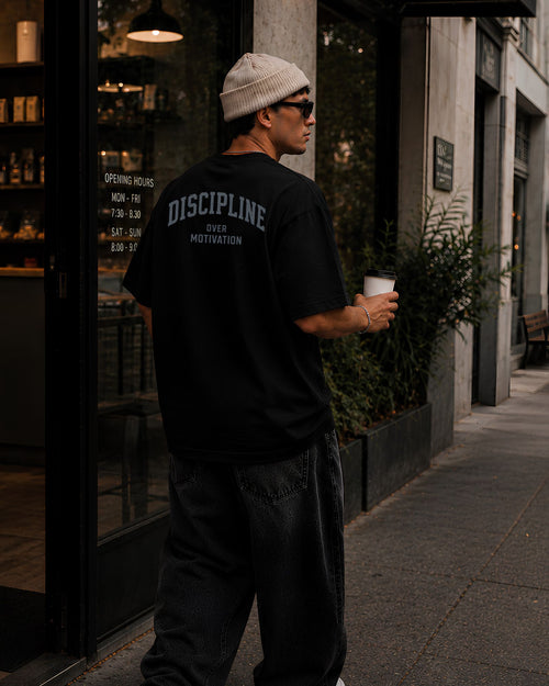 Polo oversize heavyweight DISCIPLINE OVER MOTIVATION para gym y streetwear confeccionado en algodón premium 20/1