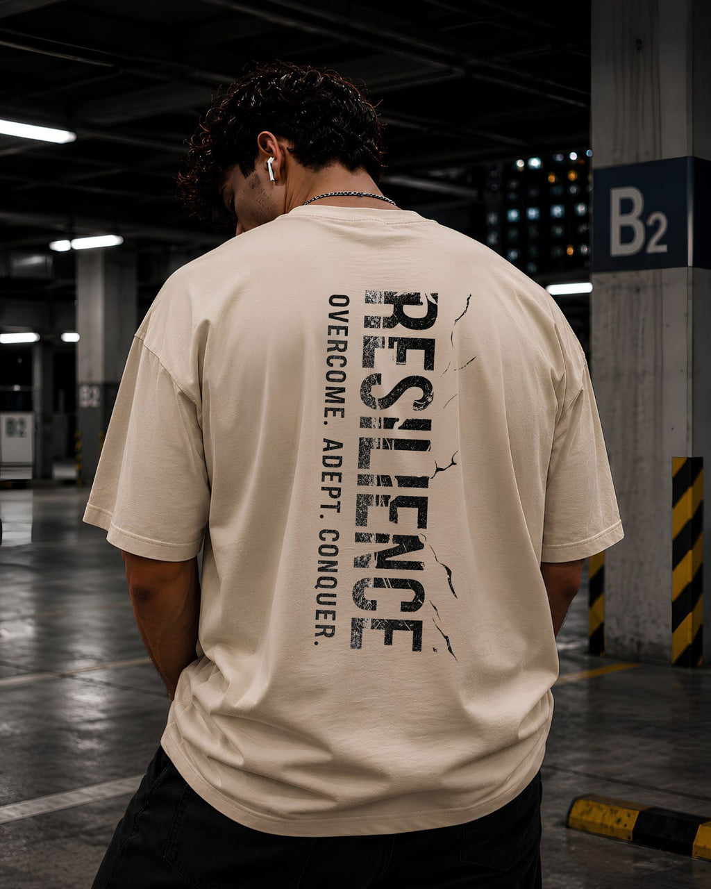 modelos usando un polo gym hombre color beige