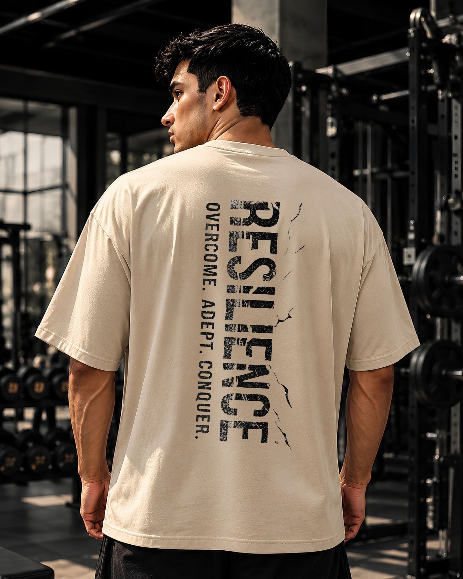modelos usando un polo gym para hombre color beige