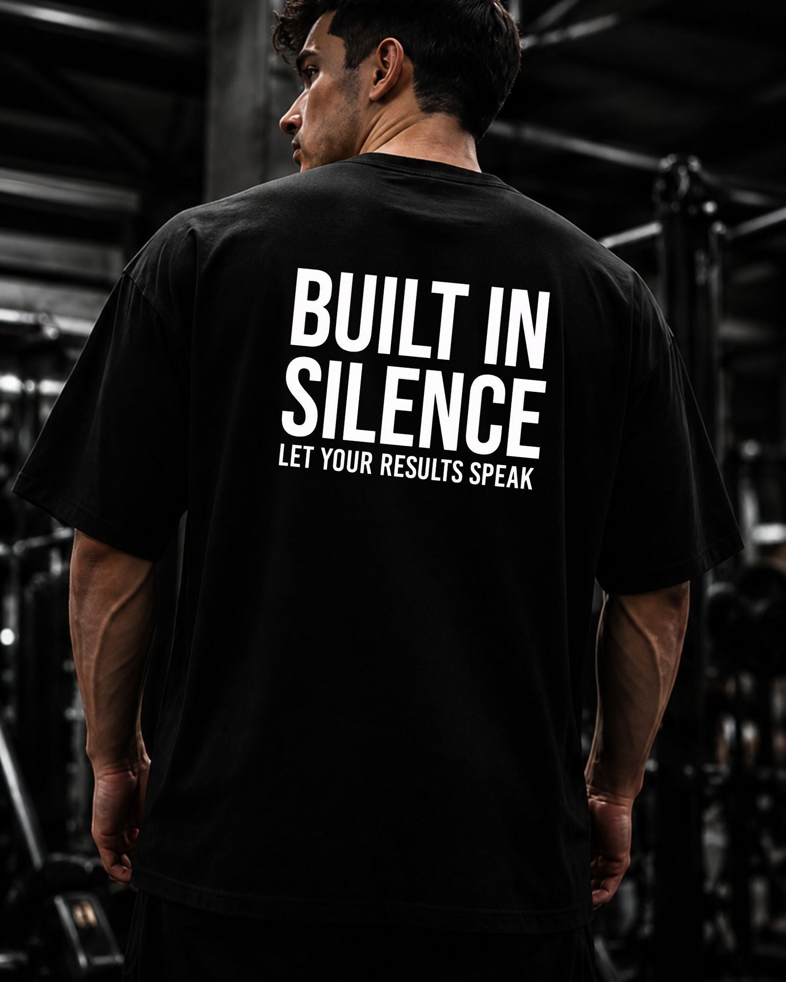 Polo oversize gym con frase "BUILT IN SILENCE"