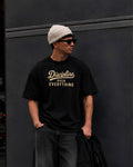 modelo usando polo streewear color negro