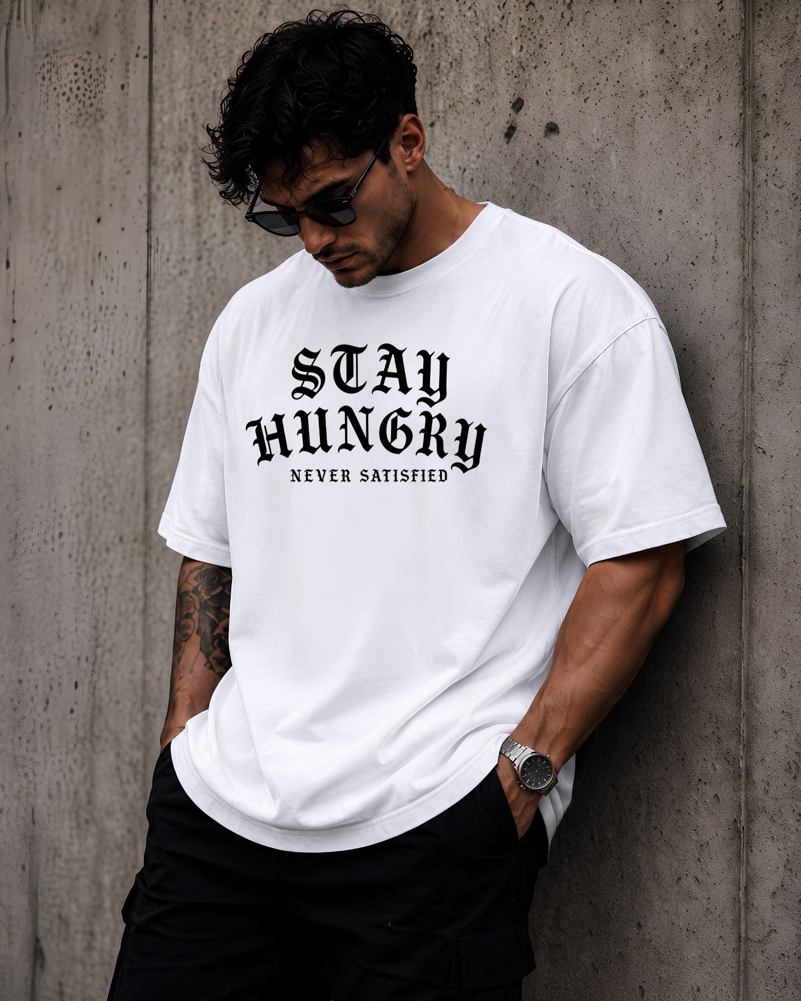 Polo oversized heavyweight STAY HUNGRY NEVER SATISFIED estilo athletic streetwear blanco detalle